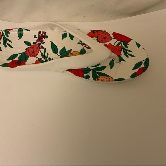 New Women's CROCS Kadee ll Flip Flops Sandals White Floral Size 10 - Picture 2 of 6